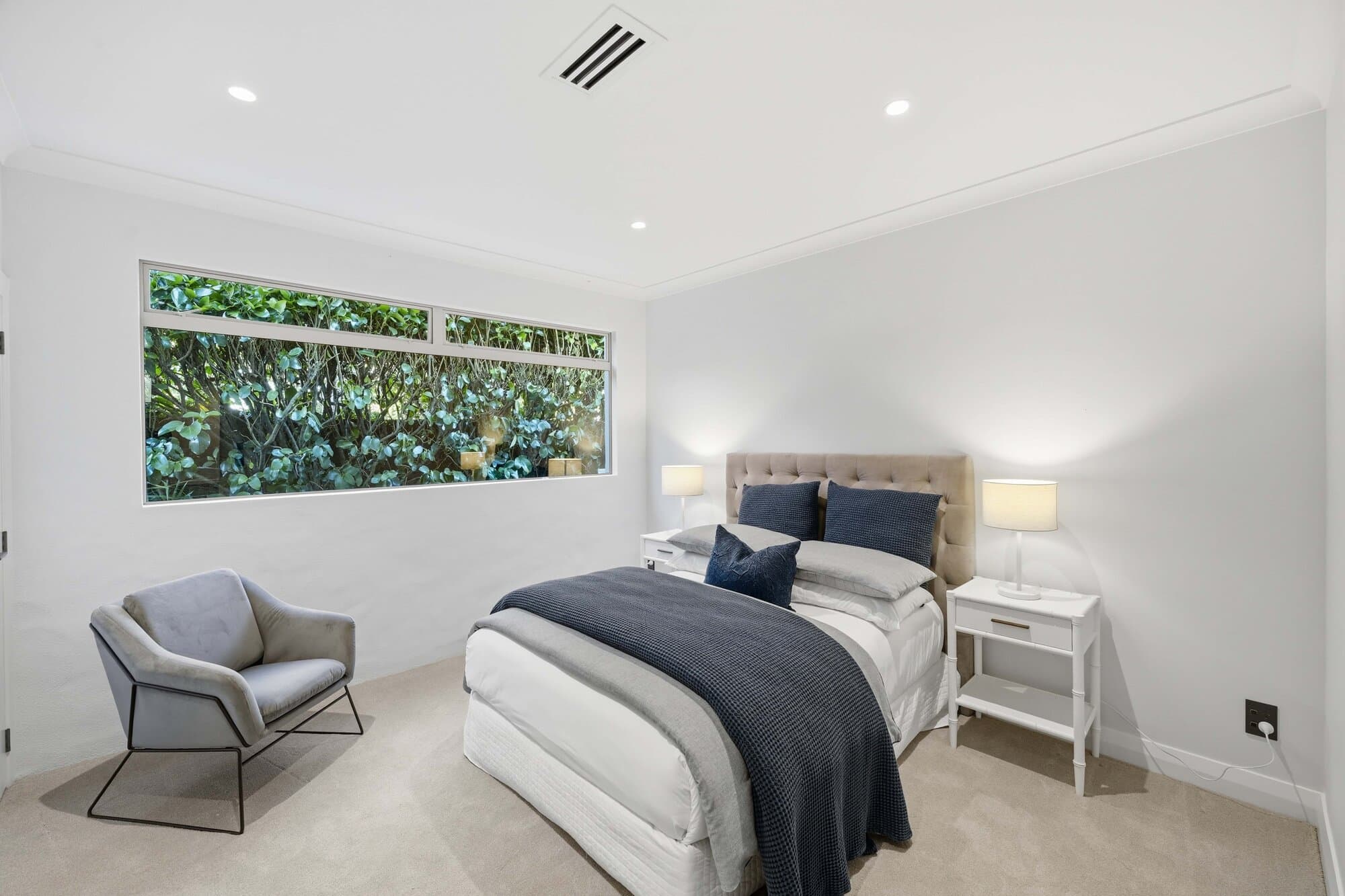 Second bedroom with blue and white bedding